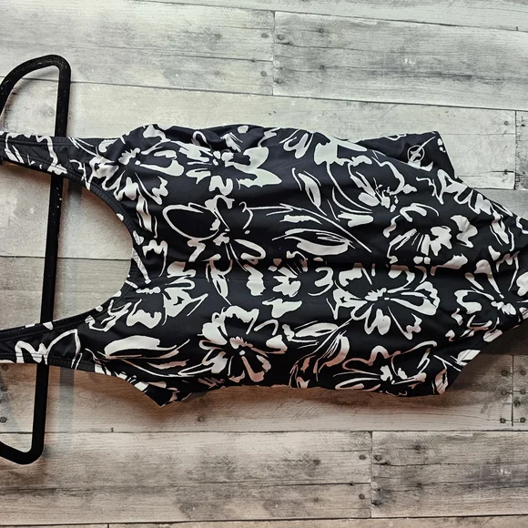 Hurley Black and White Floral Swimsuit Large - Picture 1 of 6